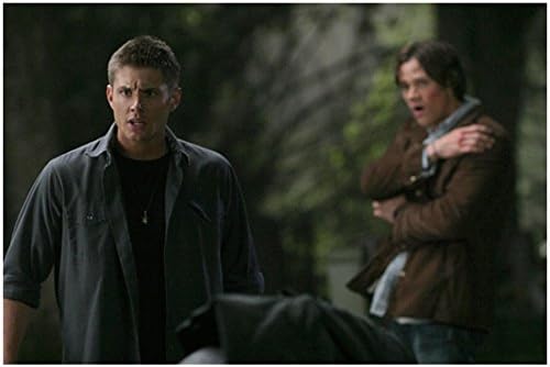 Természetfeletti Jensen Ackles, mint Dean erdőben Jared Padalecki, mint Sam tartja vállán 8 x 10 Inch-Fotó