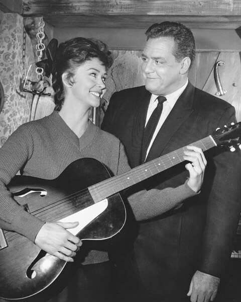 Perry Mason Raymond Burr mosolygott az ismeretlen vendég gitározni 8x10 fotó