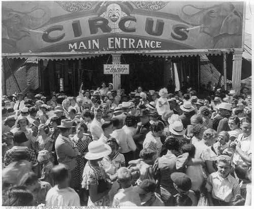 HistoricalFindings Fotó: Ringling Brothers,Barnum & Bailey Cirkusz,c1935,Cirkusz főbejárat,Bohócok